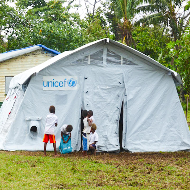 Tenda hub multiuso standard UNICEF da 42 m² con copertura parasole integrata/rimovibile